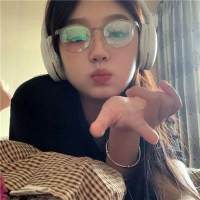 穿黄睡衣的女孩